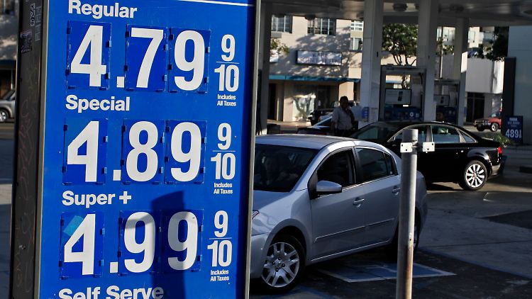 Fast fünf Dollar für knapp 3,8 Liter: Steigende Spritpreise sorgen in der Bevölkerung mit lokalen Spitzen (wie hier Anfang Oktober in Kalifornien) für Unruhe.