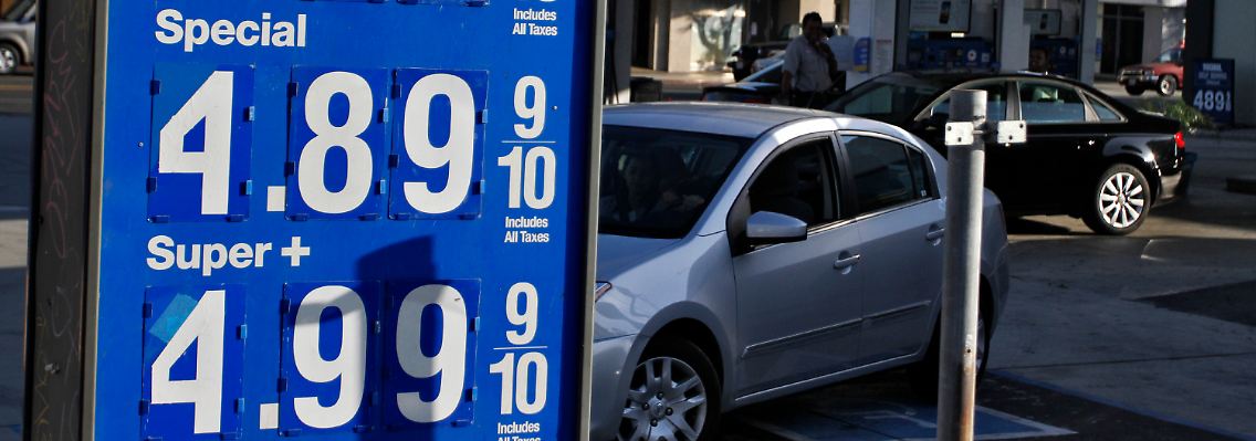 Fast fünf Dollar für knapp 3,8 Liter: Steigende Spritpreise sorgen in der Bevölkerung mit lokalen Spitzen (wie hier Anfang Oktober in Kalifornien) für Unruhe.