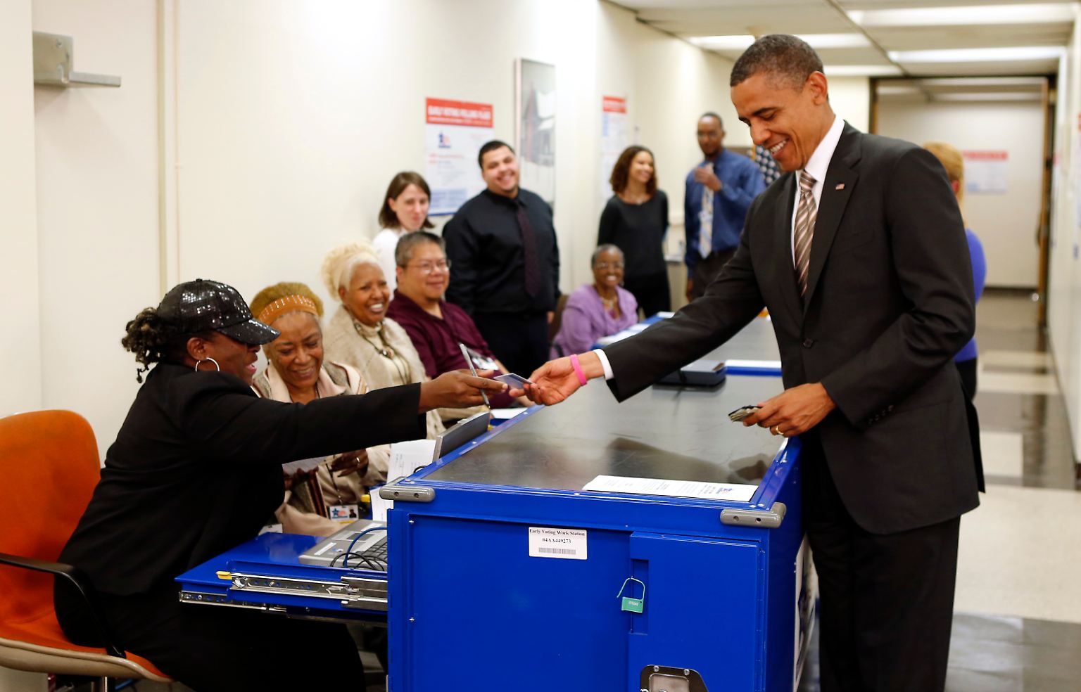 Auch der Präsident der Vereinigten Staaten von Amerika muss sich ausweisen, wenn er zur Wahl geht. In seiner Heimatstadt Chicago zeigt Barack Obama, als er am 25. Oktober die Möglichkeit zur vorzeitigen Stimmabgabe nutzt, seine Fahrerlaubnis. Und bittet die Wahlhelfer, ...