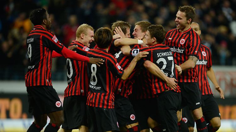 Nach nicht mal einer Minute kann die Eintracht jubeln.
