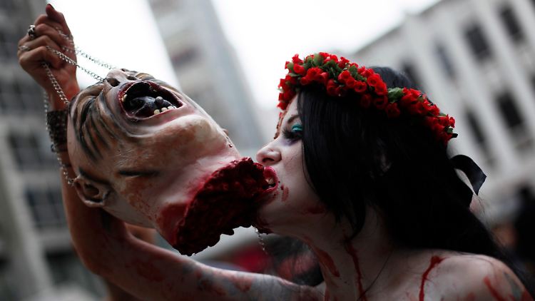 Zweites Leben mit Heißhunger auf Fleisch: Ein weiblicher Zombie.