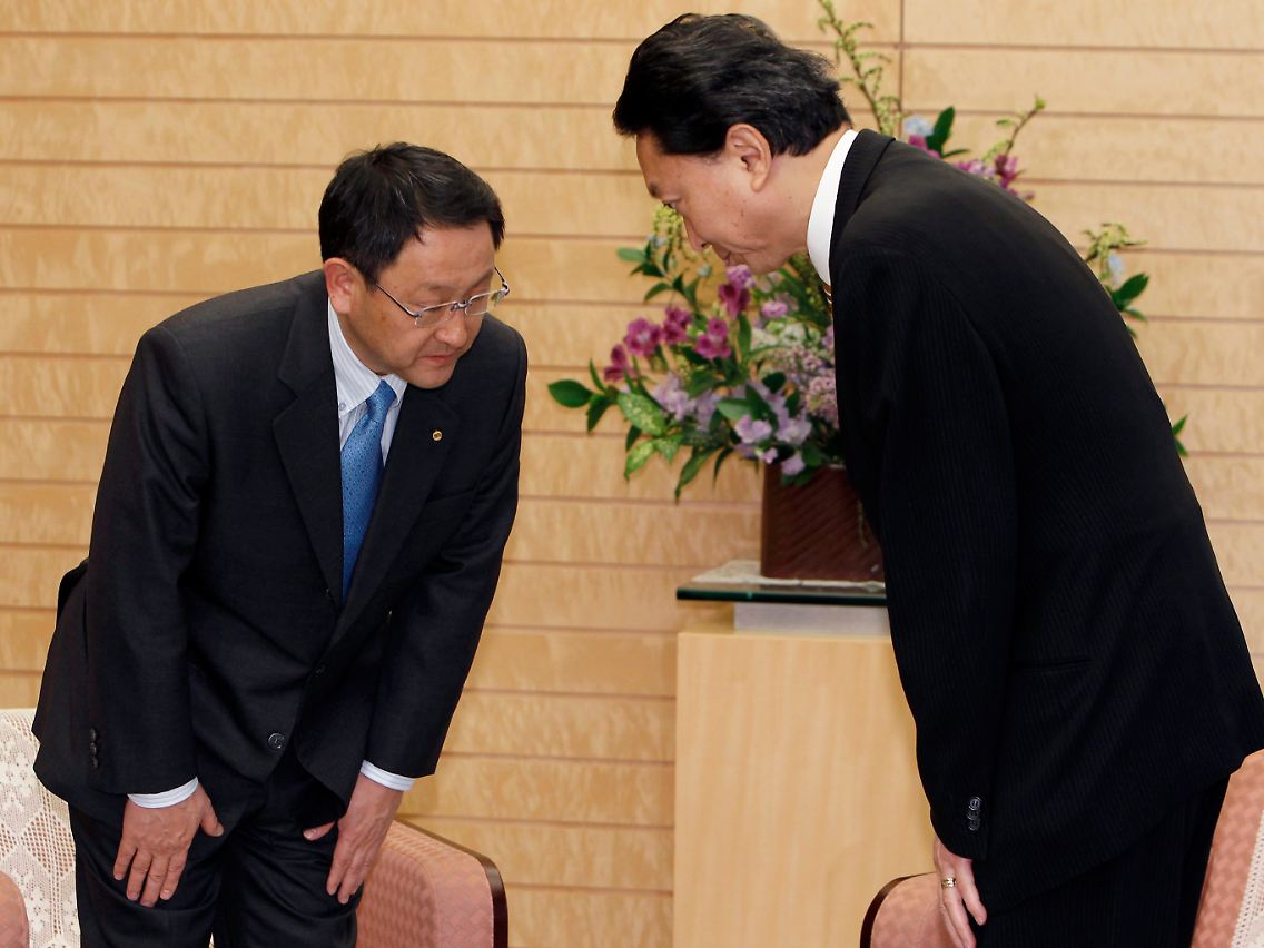 Toyota-Lenker Akio Toyoda (l.) und Japans Ministerpräsident Yukio Hatoyama (r.) im Vier-Augen-Gespräch.