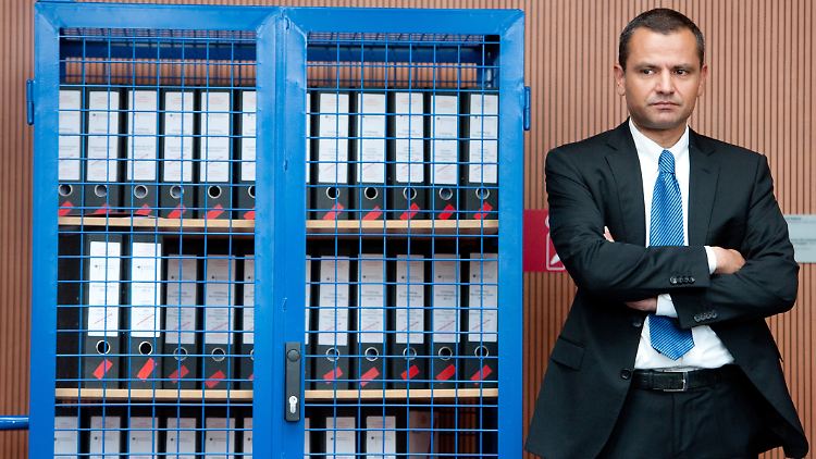 Sebastian Edathy und der von ihm geleitete Untersuchungsausschuss müssen Dutzende Aktenordner wälzen.