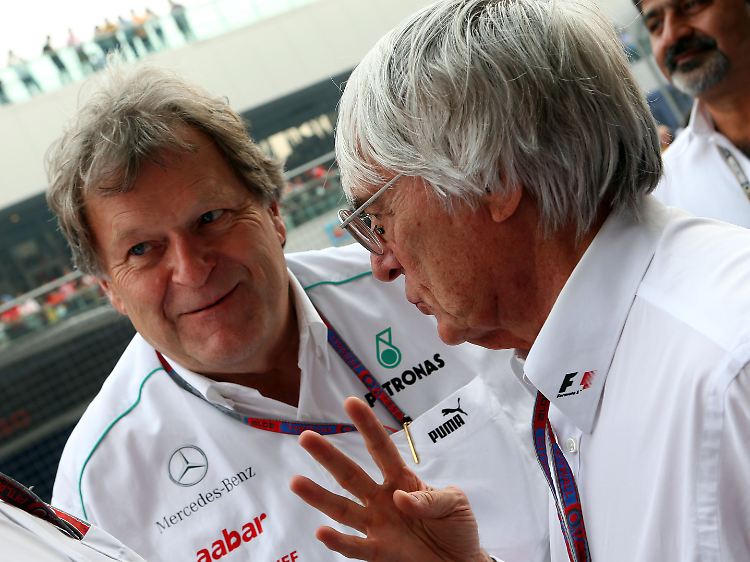 Mercedes-Sportchef Norbert Haug (l.) kann sich nicht so recht freuen, dass ihm seine Fahrer mit wenigen Punkten Geld sparen.