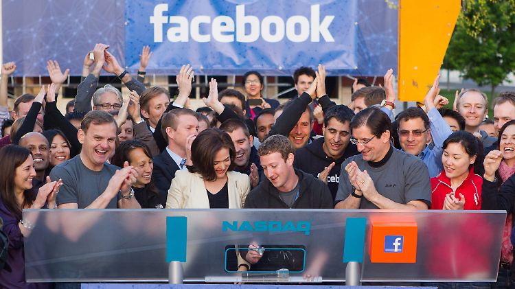 Damals war die Euphorie groß: Mark Zuckerberg (m.) läutet den Börsengang ein, mit Sheryl Sandberg (l.) an seiner Seite. 