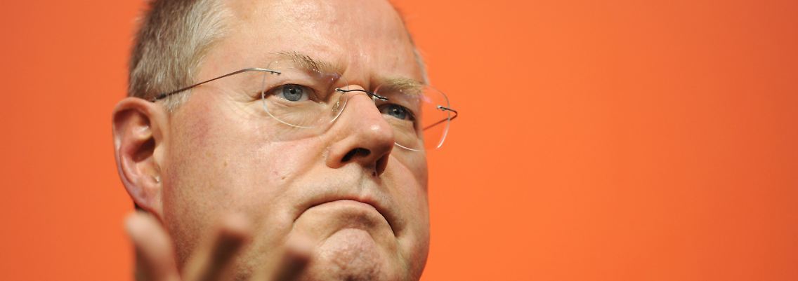 Der Kanzlerkandidat Peer Steinbrück sieht sich immer neuen Vorwürfen ausgesetzt.