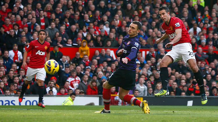 Den Abwehrfehler seines früheren Teamkollegen Thomas Vermaelen nutzte Robin van Persie eiskalt aus. Damit läutete er die Niederlage der "Gunners" gegen Man United ein.