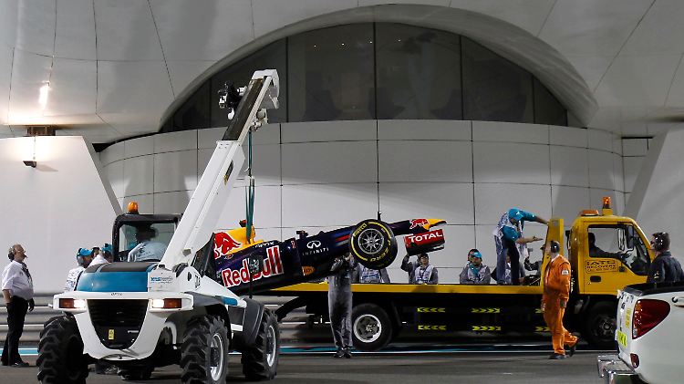 Der Red Bull von Sebastian Vettel fuhr nicht zurück in die Box, sondern musste gefahren werden.