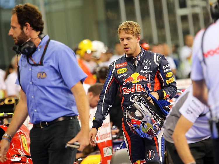 Für Sebastian Vettel bedeutet das vorzeitige Abstellen seines Boliden die Versetzung ans Ende des Starterfeldes.
