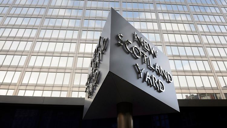 Beliebtes Motiv für TV-Kameras: das Schild vor dem Gebäude.