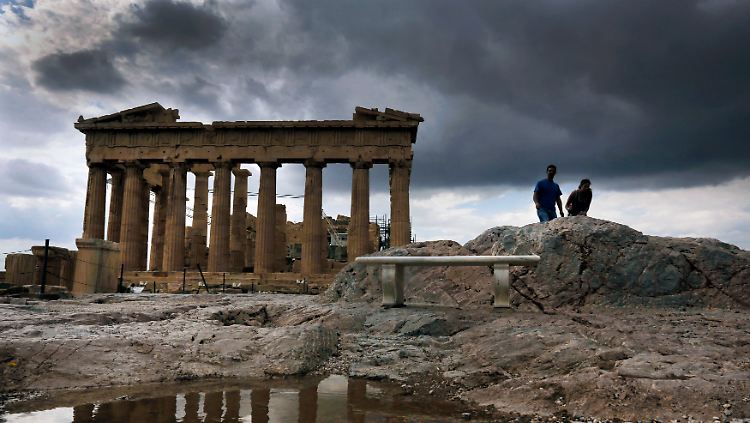 Dunkle Wolken über Athen.
