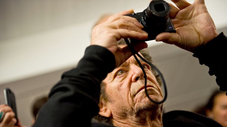Die New Yorker Rock-Ikone Lou Reed bei seiner Ausstellung in Frankfurt am Main mit der Digitalkamera eines Besuchers.