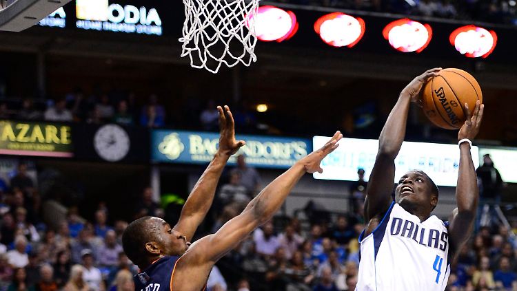 Flugstunde: Darren Collison lässt Charlottes Kemba Walkers ins Leere blocken.