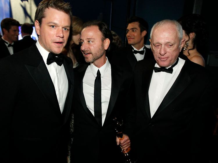 Matt Damon, links, posiert mit den Produzenten Fisher Stevens und Ric O'Barry gleich nach der Oscar-Show.