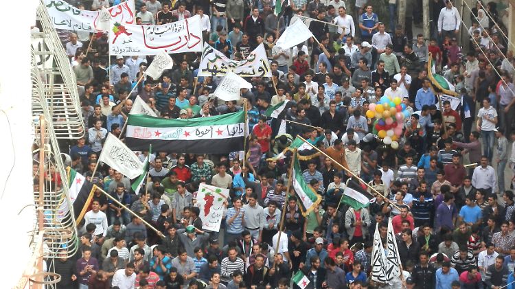 In Syrien selbst gehen die Demonstrationen gegen Assad weiter.