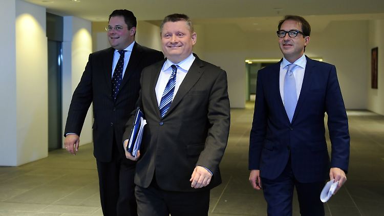 Zufriedene Mienen nach langen Verhandlungen: FDP-Generalsekretär Patrick Döring, CDU-Generalsekretär Hermann Gröhe und CSU-Generalsekretär Alexander Dobrindt (l-r).