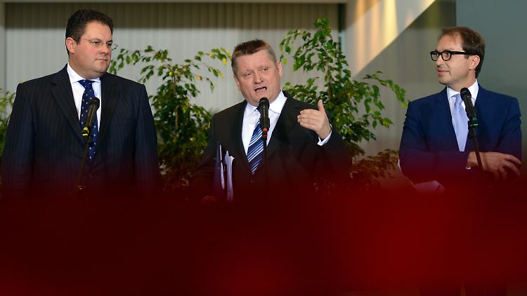 Zufriedene Mienen nach langen Verhandlungen: FDP-Generalsekretär Patrick Döring, CDU-Generalsekretär Hermann Gröhe und CSU-Generalsekretär Alexander Dobrindt (l-r).