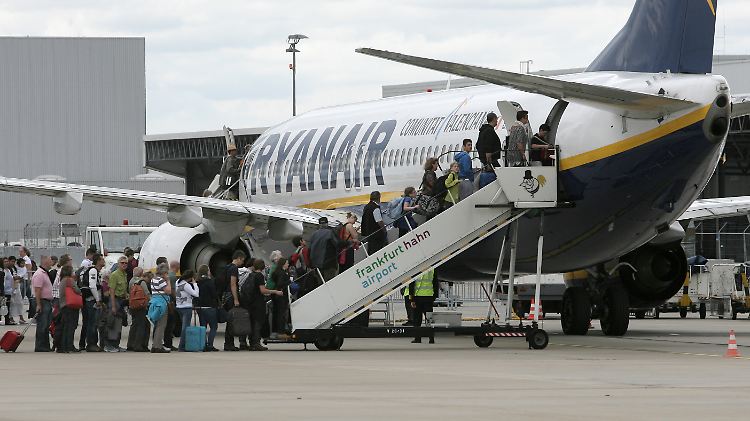Mehr Umsatz, mehr Gewinn: Ryanair hebt die Prognose an.