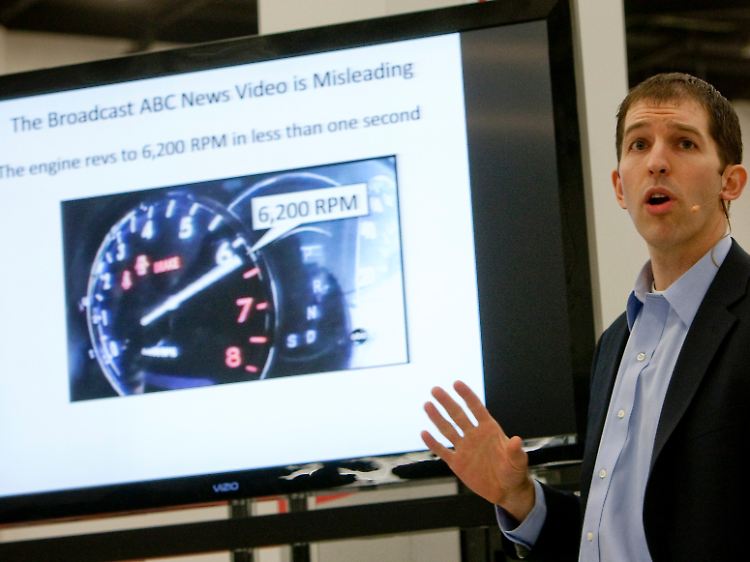 Matthew Schwall, Toyotas Chefingenieur in den USA wirbt bei einer Informationsveranstaltung um Vertrauen.