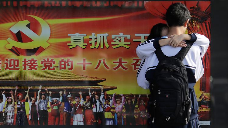 Ein Plakat in Schanghai kündigt den 18. Parteitag der chinesischen KP an.