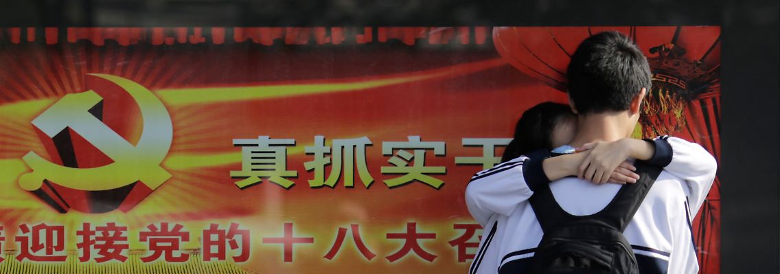 Ein Plakat in Schanghai kündigt den 18. Parteitag der chinesischen KP an.