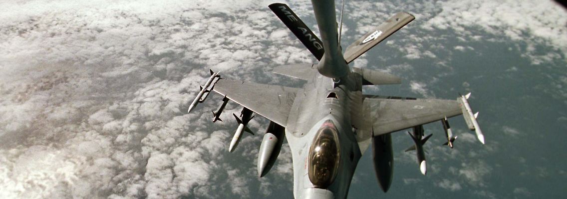 Hoch über dem Atlantik: Ein US-Kampfjet vom Typ F-16 erweitert durch den Heckrüssel einer KC-135 seine Reichweite.