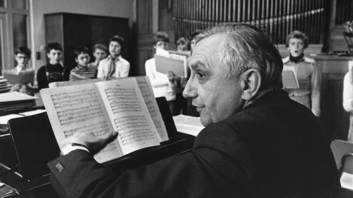 Der Leiter der Regensburger Domspatzen, Domkapellmeister Georg Ratzinger, bei einer Chorprobe am 11. November 1989.