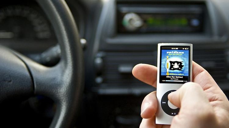 Wie kommt die Musik vom iPod auf das Soundsystem im Auto? Immer mehr Hersteller bieten dafür inzwischen spezielle Schnittstellen an.