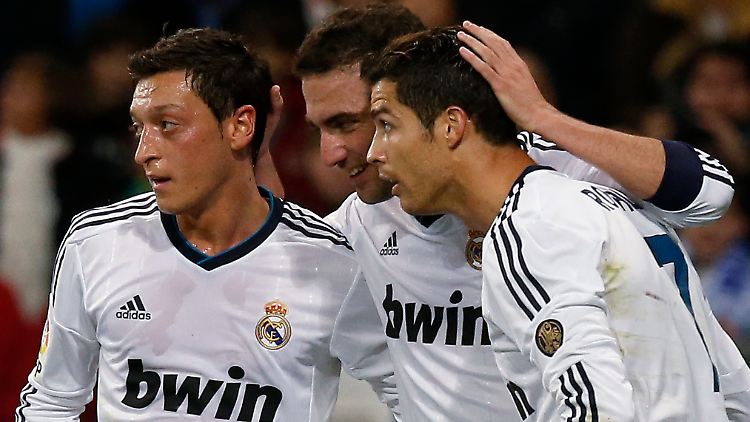 In der Kritik: Mesut Özil, hier mit den Kollegen Gonzalo Higuain und Cristiano Ronaldo.