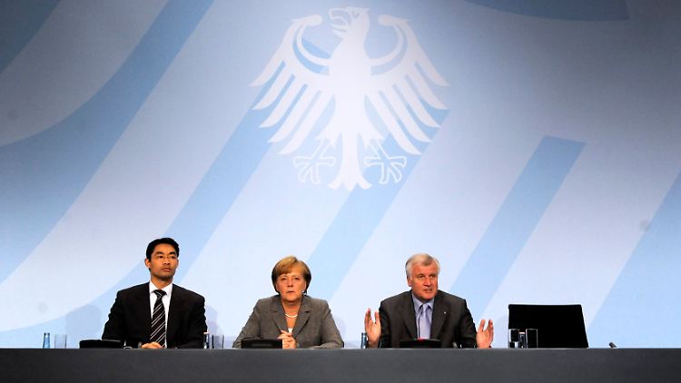 Kanzlerin Merkel, mit FPD-Chef Rösler (l.) und CSU-Chef Seehofer.