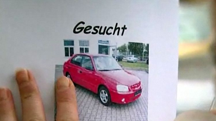 Mit Flyern an Bäumen versucht Anke Herhold ihr Auto zu finden.