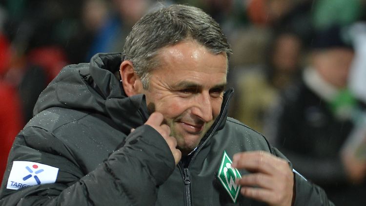 Dick eingemummelt: Klaus Allofs beim Drei-Punkte-Spiel gegen Mainz 05.