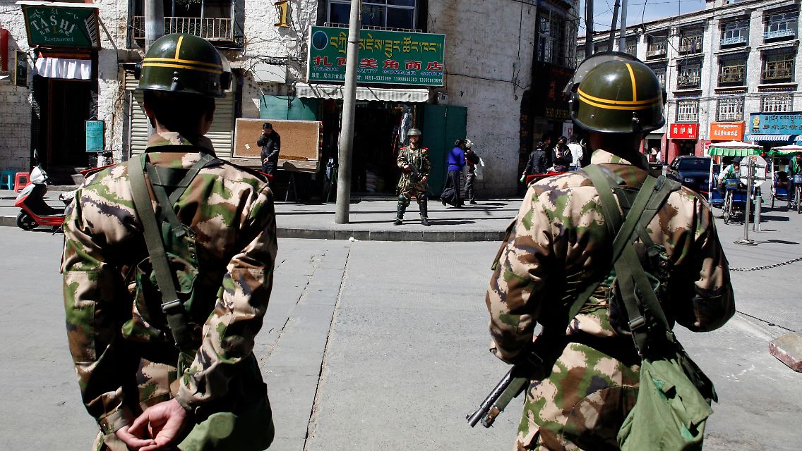 Chinesisches Militär ist allgegenwärtig in Lhasa.