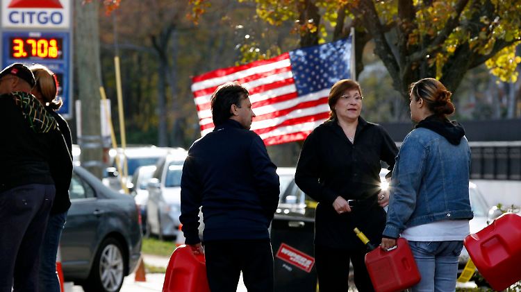 Engpässe in einzelnen Regionen an der US-Ostküste: Nach Supersturm "Sandy" müssen sich Anwohner noch per Handkanister mit Treibstoff versorgen.
