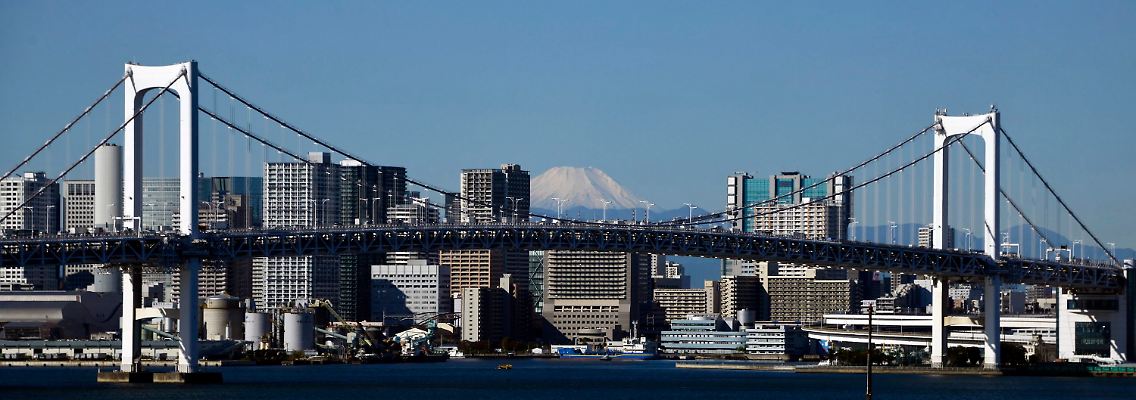 Sinnbilder des alten und des neuen Japans: Die Regenbockengrücke in Tokio und der heilige Berg Fuji.