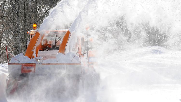 Die Winterdienste haben teilweise wieder alle Hände voll zu tun.