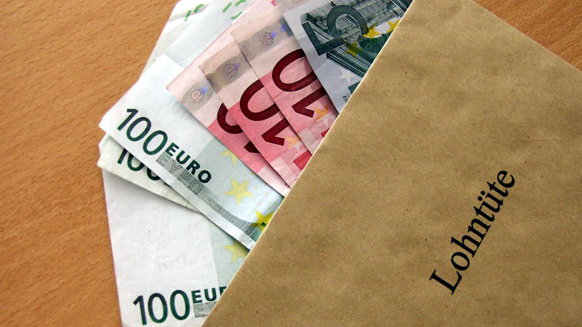 Fast wie Schwarzgeld: Gehaltsextras sind oft steuer- und sozialabgabenfrei.