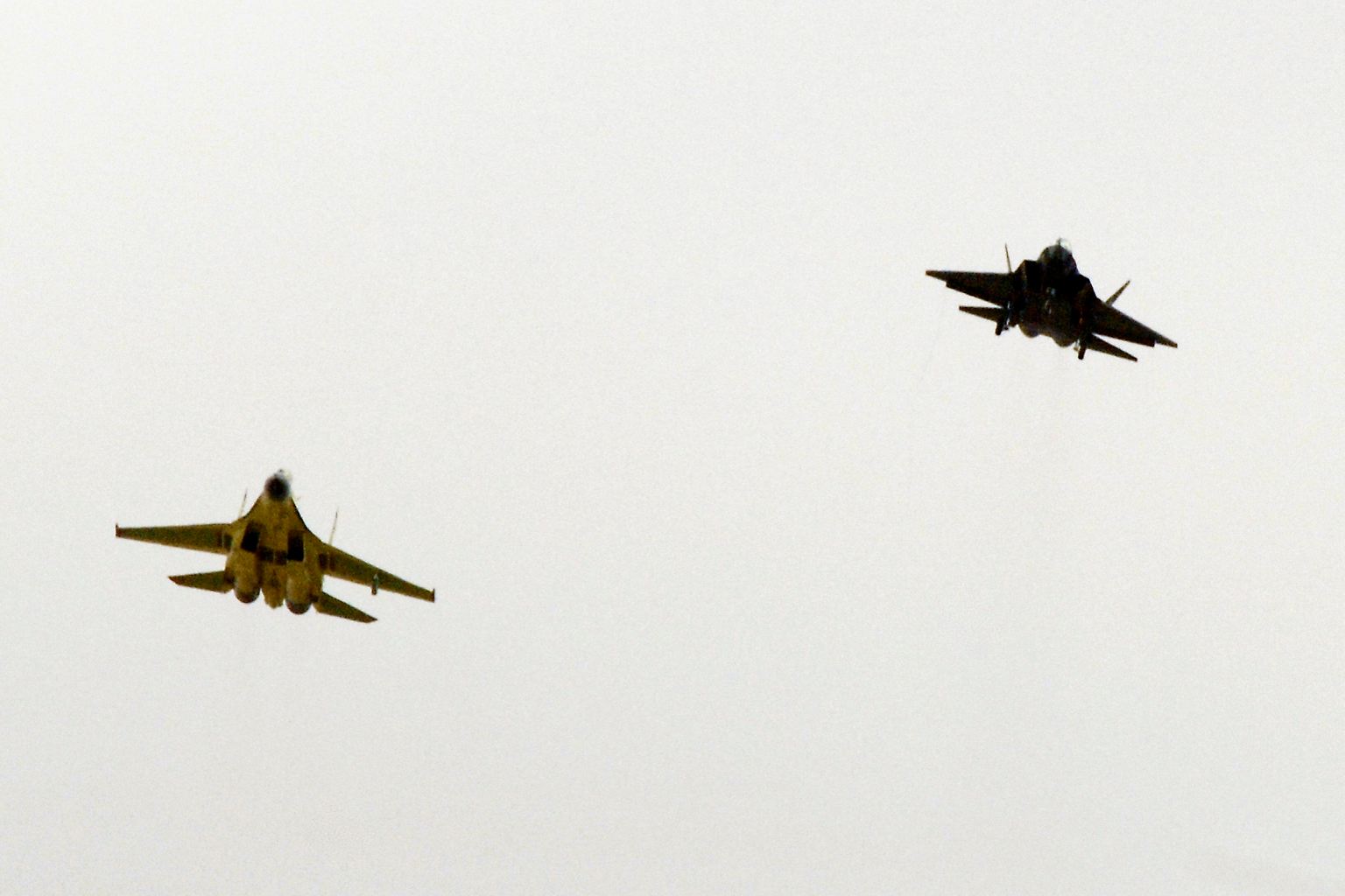 In Fachkreisen sorgen diese Aufnahmen für erhebliches Aufsehen: Anfang 2012 November erscheinen in chinesischen Medien Bilder einer bislang unbekannten Maschine. An der Seite einer Shenyang J-11BS (links), so heißt es, absolviere ein "Guying" genannter Stealth-Jet seinen Jungfernflug.