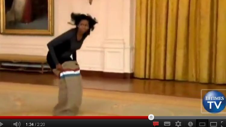 Für den guten Zweck sackhüpft sogar Michelle Obama. (Foto: Gegen Jimmy Fallon im Rahmen ihrer "Let's Move"-Kampagne)