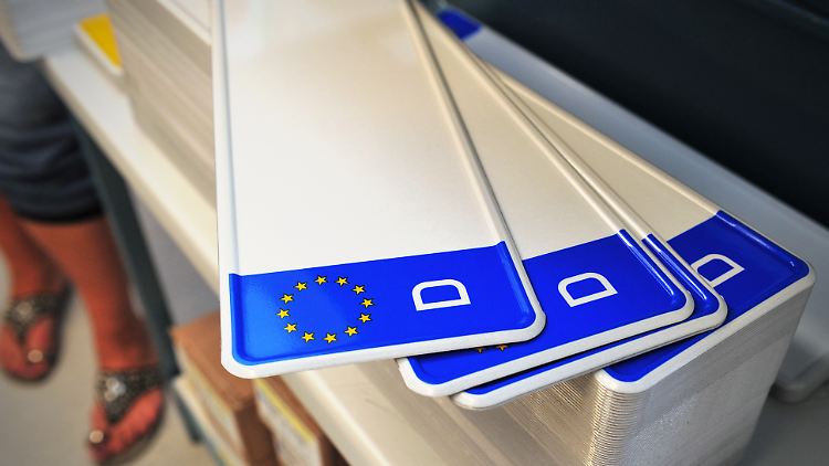 Nach Schätzungen des Bundesverkehrsministeriums werden etwa 515.000 Fahrzeughalter bei zugelassenen Autos das Kennzeichen wechseln.