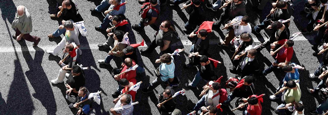 Angekündigt sind 48 Stunden Generalstreik: In engen Reihen ziehen Demonstranten in Richtung Parlament.