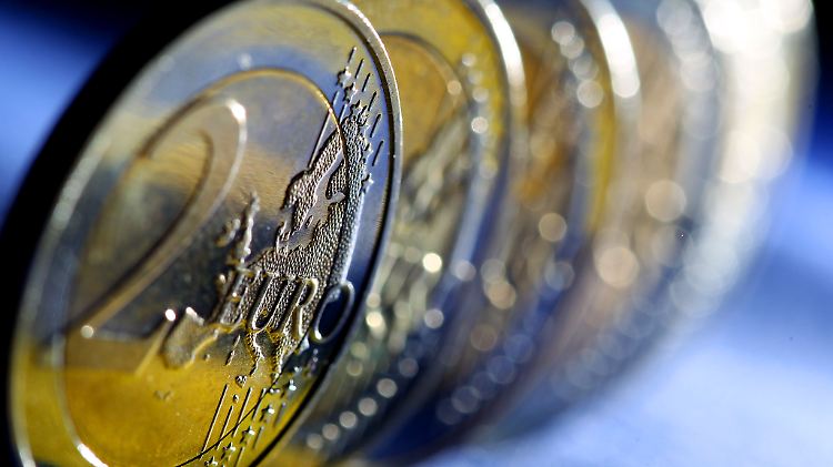 Weil Anleger in deutsche Staatsanleihen flüchten, rechnet Finanzminister Schäuble mit einer deutlich niedrigeren Zinslast für den Haushalt.