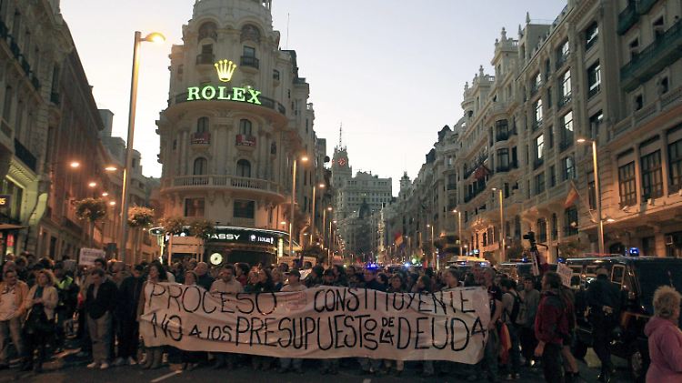 Hohe Arbeitslosigkeit und die Sparpolitik der Regierung treiben in Spanien die Menschen auf die Straße.