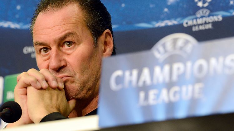 Setzt auf die Frische der Spieler: Schalkes Trainer Huub Stevens.