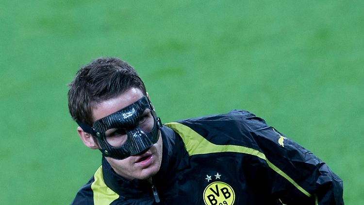 Mit Maske in Madrid: Dortmunds Kapitän Sebastian Kehl.