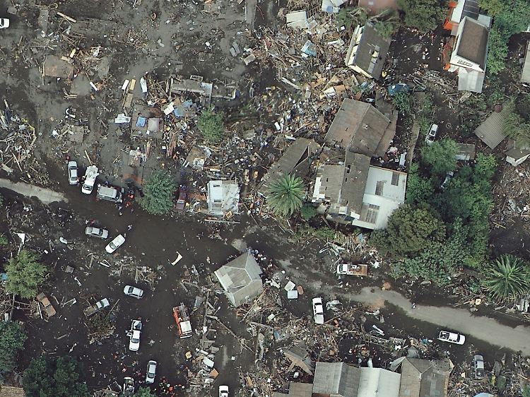 Überblick aus der Luft: Das Städtchen Constitucion im Süden Chiles nach den Erdstößen und dem folgenden Tsunami.