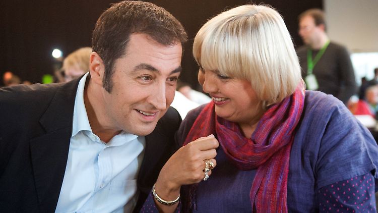 Die Stimmung ist gut - auch bei Cem Özdemir und Claudia Roth.