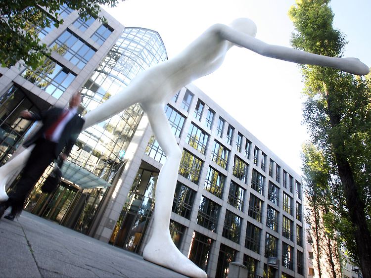 Die Figur vor der Münchener Zentrale scheint zu eilen: Die Mitarbeiter bewegen sich in der Regel gemesseneren Schrittes.