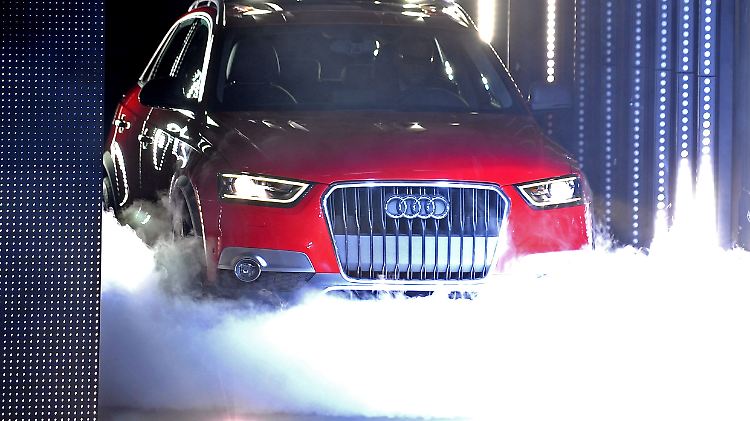 Verfolger aus dem Nebel: Audi will an BMW ran und dann vorbei.