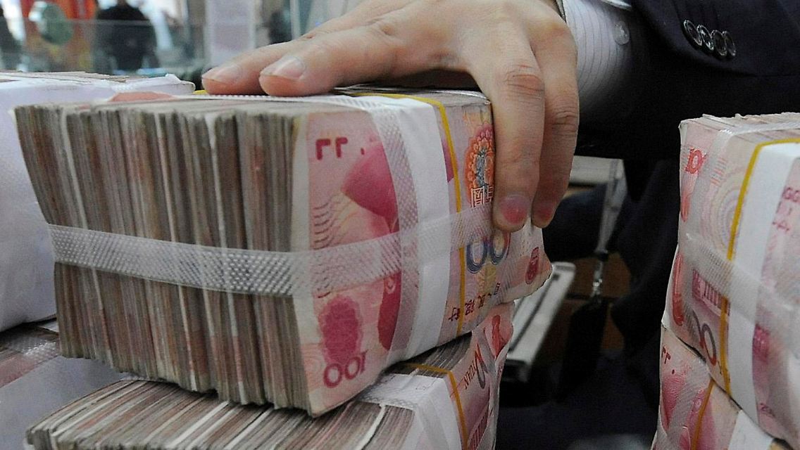 Ein Angestellter der Bank of China in Hefei zählt Yuan-Stapel.